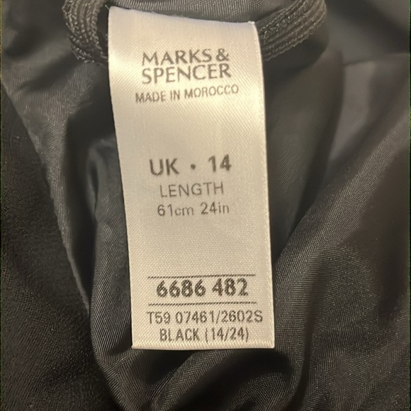 Marks & Spencer’s a-line skirt under the knee black UK14- Canadian size medium - Picture 5 of 6